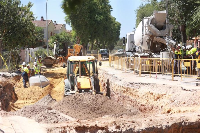 Archivo - Trabajadores de la construcción, en una obra al aire libre en las horas centrales del día.