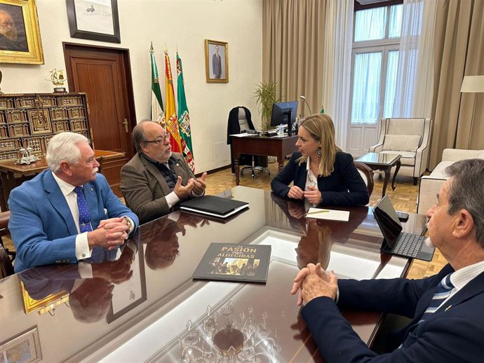 La presidenta de la Diputación de Cádiz, Almudena Martínez, mantiene un encuentro con representantes del Consejo Local de Hermandades y Cofradías de Algeciras.