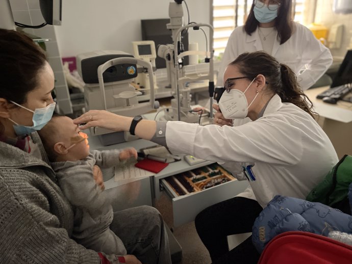 El Hospital Sant Joan d'Alacant implanta un novedoso tratamiento con insulina para las úlceras de los ojos