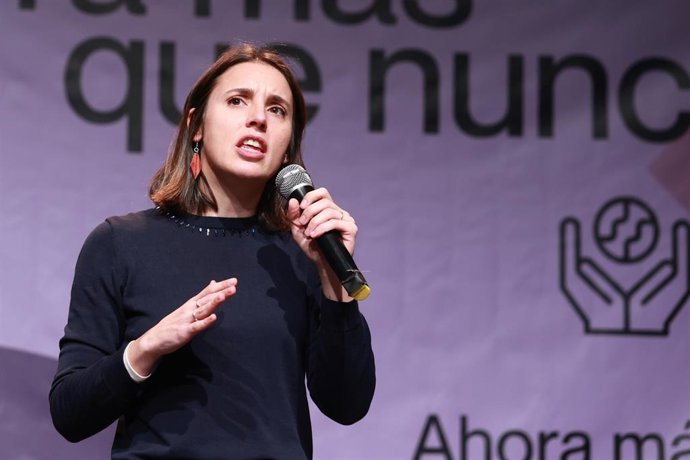 La ex ministra de Igualdad, Irene Montero, interviene en un acto público como aspirante a liderar la candidatura de Podemos a las elecciones europeas. A 25 de enero de 2024, en Sevilla (Andalucía, España). La ex ministra de Igualdad, Irene Montero, junt