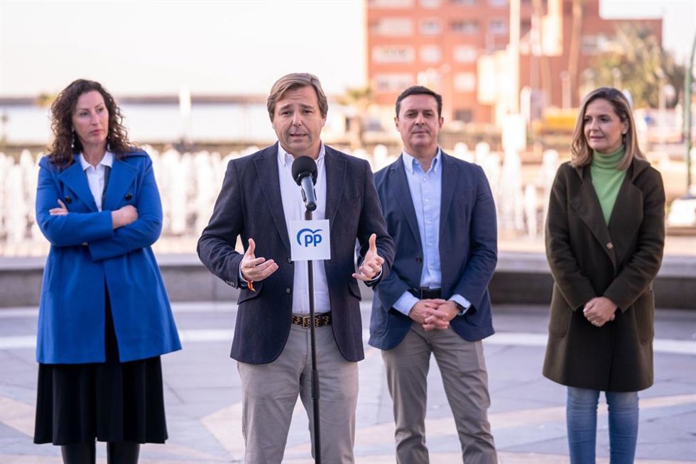 Frente al micrófono, el secretario general del PP-A, Antonio Repullo.
