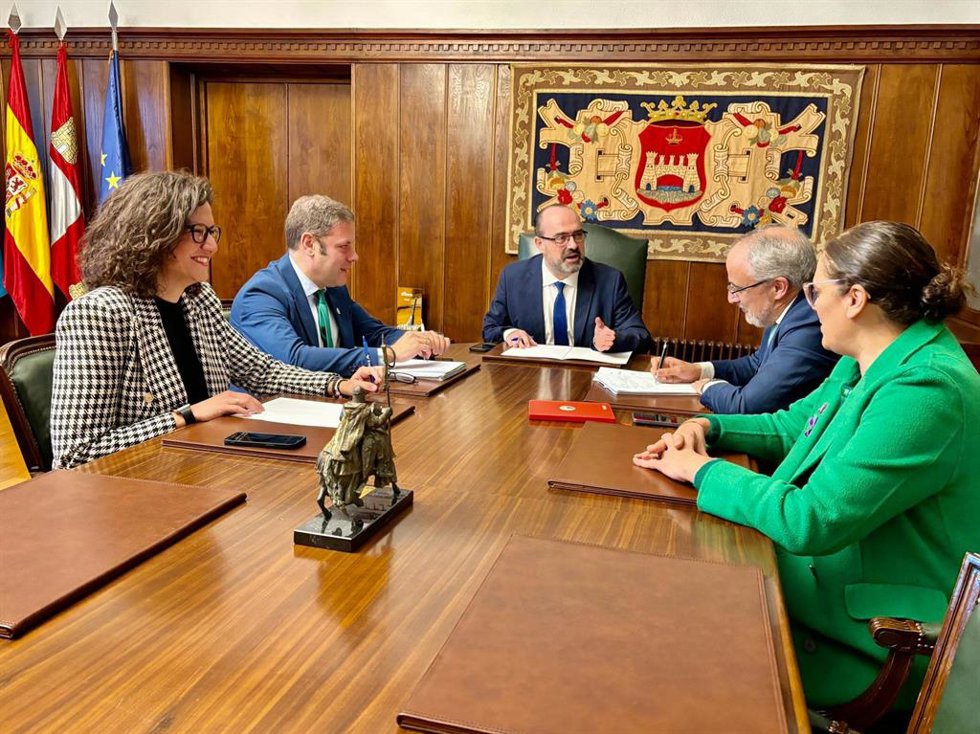 Responsables del Ayuntamiento de Ponferrada y del Consejo Comarcal del Bierzo durante la reunión.