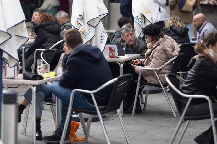 Archivo - Varias personas en la terraza de una bar