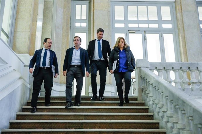 El alcalde de Madrid, José Luis Martínez-Almeida, rodeado de miembros de su equipo antes de la Junta de Gobierno.