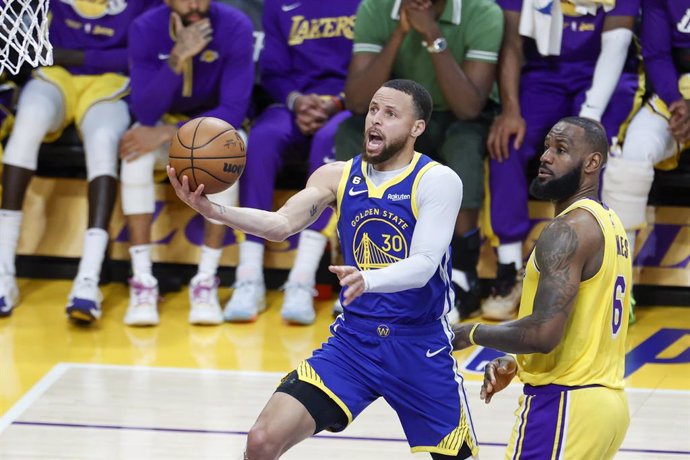 Archivo - 08 May 2023, US, Los Angeles: Lakers' LeBron James (R) and Warriors' Stephen Curry in action during an NBA basketball Western Conference semifinal game 4 at Crypto.com Arena. Photo: Ringo Chiu/ZUMA Press Wire/dpa