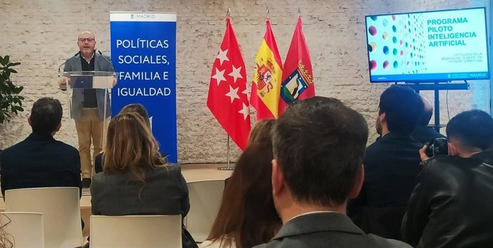 El delegado de Políticas Sociales, Familia e Igualdad de Madrid, José Fernández, en la presentación de resultados de este programa municipal bautizado como 'Paloma'.