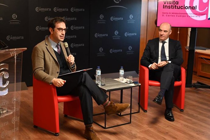El ministro de Economía, Carlos Cuerpo, se ha reunido este viernes con el presidente de la Cámara de Comercio de Badajoz, Mariano García.