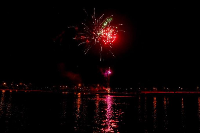 Archivo - Fuegos artificiales durante la celebración del Festival de la Luz en el parque de Pradolongo