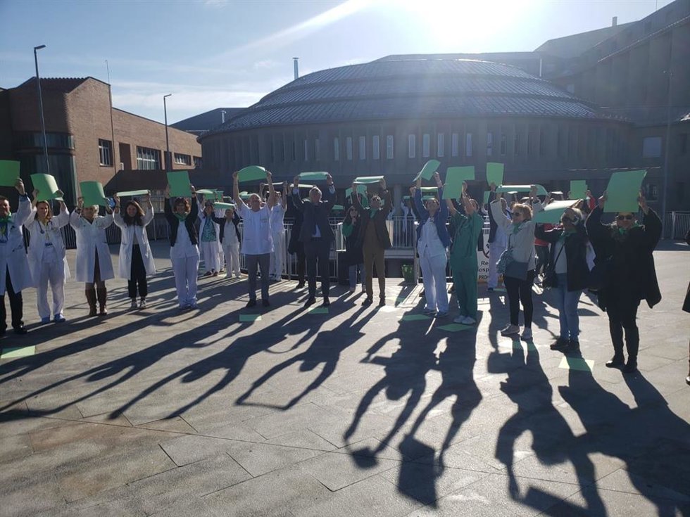 Voluntarios y sanitarios en el lazo verde contra el cáncer. En el centro, el gerente de Asistencia Sanitaria de Segovia, Luis Gómez de Montes, junto al alcalde de Segovia, José Mazarías, y el presidente de la AECC Segovia, Juan Vicente Cuesta