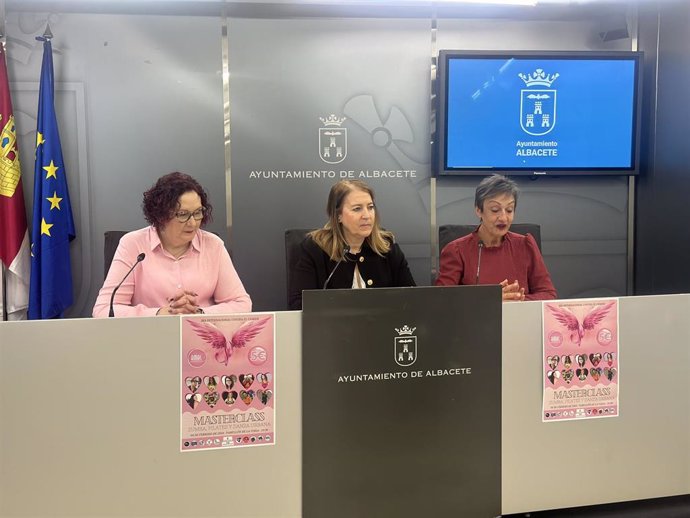 La concejala de Asuntos Sociales de Albacete, Llanos Navarro, presenta, junto a la presidenta de la Asociación de Mujeres Afectadas de Cáncer de Mama, Llanos Sánchez, y  la miembro de la Junta Directiva, Cortes Moreno, la Masterclass de Pilates y Zumba.