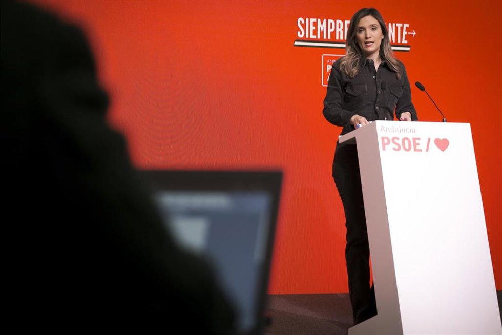 La portavoz del PSOE-A, María Márquez, en rueda de prensa en la sede del partido en Sevilla.