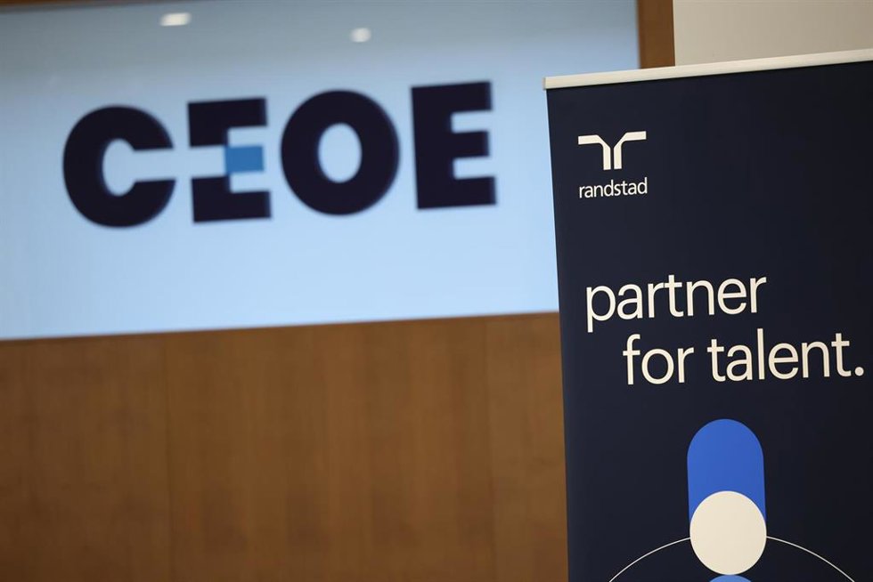 Logo de CEOE durante la presentación del informe 'Tendencias RRHH 2024', en la sede de la CEOE, a 16 de enero de 2024, en Madrid (España). Este informe muestra la realidad de las empresas españolas en materia de RRHH. Ha sido realizado conjuntamente por