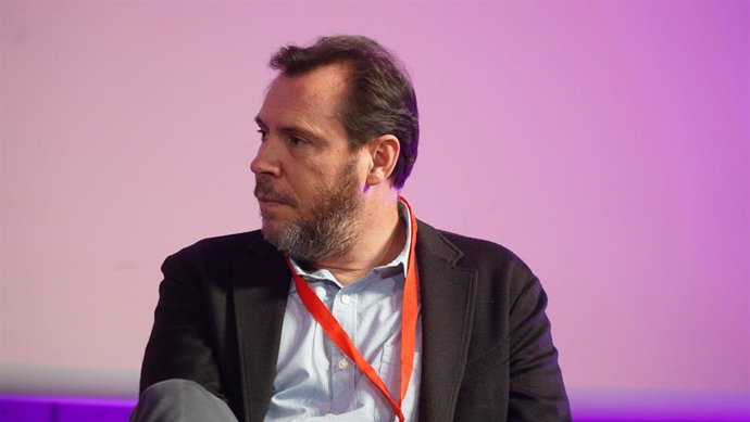 El ministro de Transportes y Movilidad Sostenible, Óscar Puente, durante la convención política del PSOE, a 20 de enero de 2024, en A Coruña, Galicia (España).