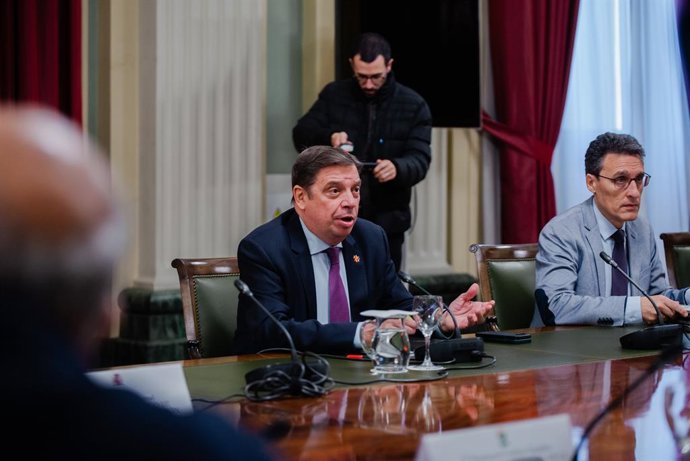 El ministro de Agricultura, Pesca y Alimentación, Luis Planas (c), se reúne con las organizaciones profesionales agrarias, en la sede del Ministerio, a 2 de febrero de 2024, en Madrid (España). Planas ha convocado hoy a una reunión a las organizaciones pr