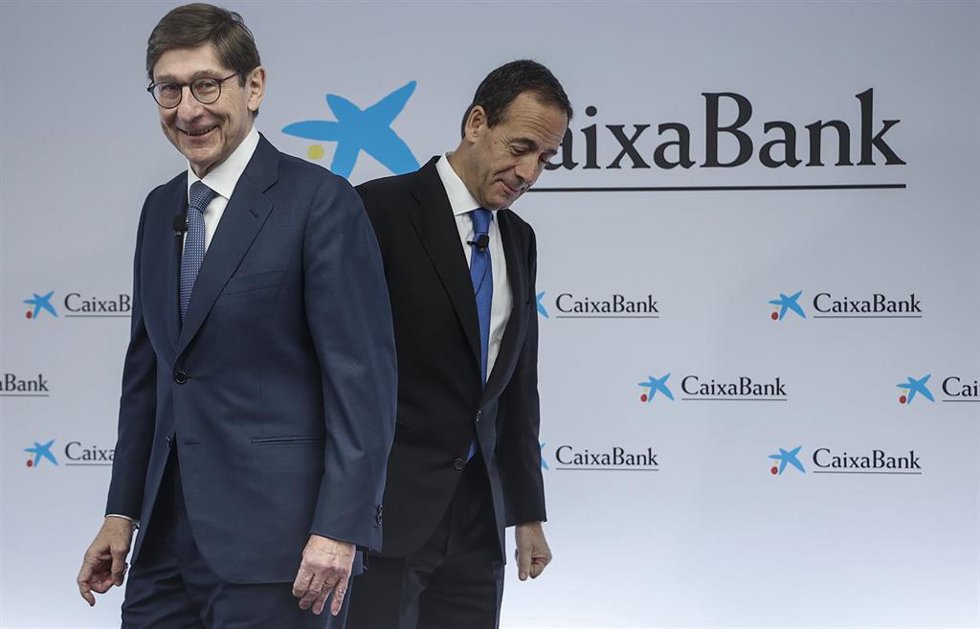 El presidente de CaixaBank, José Ignacio Goirigolzarri (i), y el consejero delegado de la entidad, Gonzalo Gortázar (d), durante la presentación de los resultados de CaixaBank correspondientes al ejercicio de 2023, a 2 de febrero de 2024, en Valencia, C