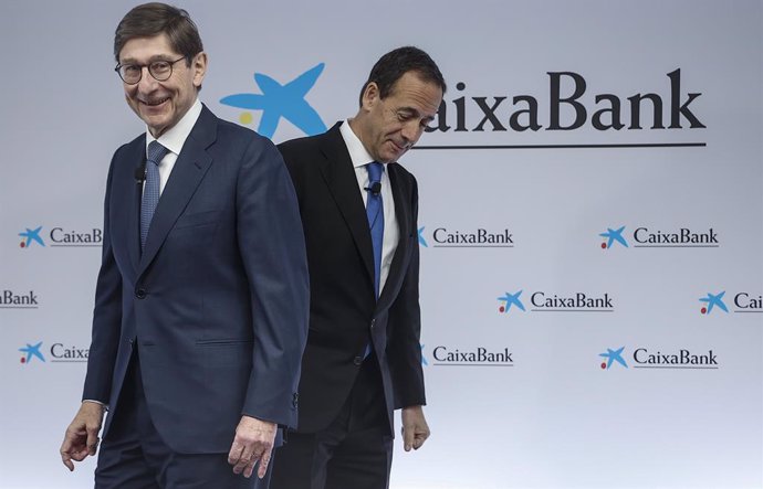 El presidente de CaixaBank, José Ignacio Goirigolzarri (i), y el consejero delegado de la entidad, Gonzalo Gortázar (d), durante la presentación de los resultados de CaixaBank correspondientes al ejercicio de 2023, a 2 de febrero de 2024, en Valencia, Com