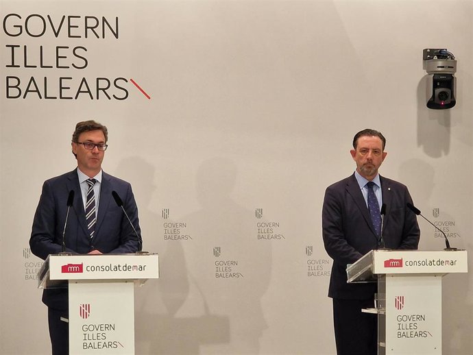 El vicepresidente del Govern, Antoni Costa, y el conseller de Empresa, Empleo y Energía, Alejandro Sáenz de San Pedro, comparecen en rueda de prensa posterior al Consell de Govern.