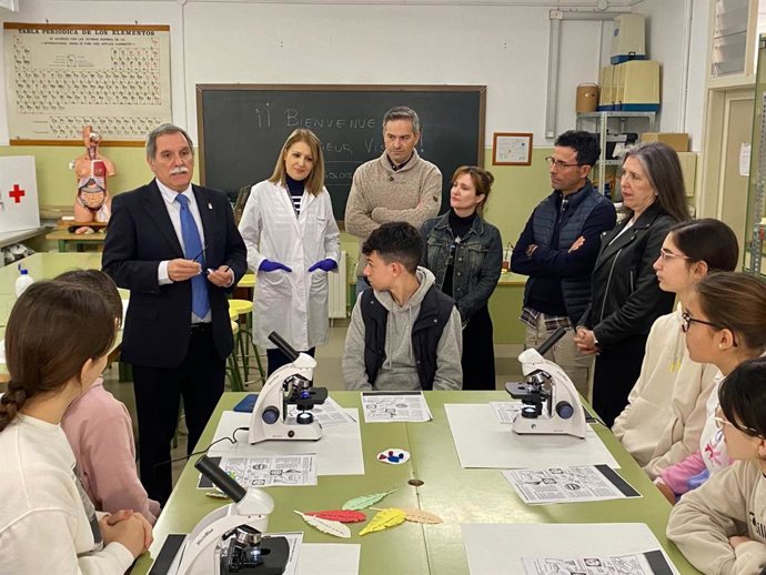 El delegado territorial de la Consejería de Desarrollo Educativo y Formación Profesional en Córdoba, José Francisco Viso (izda.), visita un centro educativo de Montemayor.