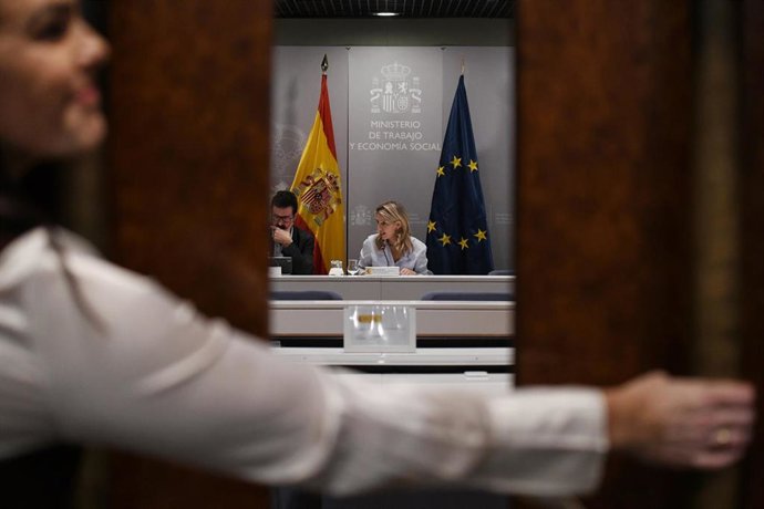 Archivo - El secretario de Estado de Trabajo, Joaquín Rey y la vicepresidenta segunda y ministra de Trabajo y Economía Social, Yolanda Díaz,