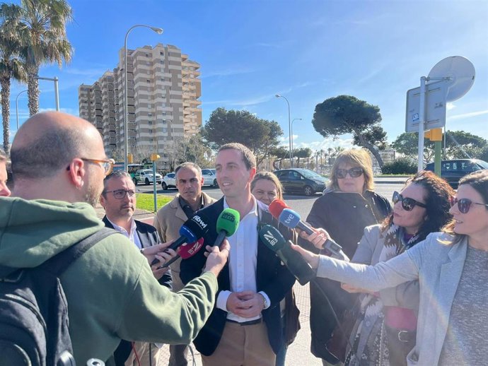 El presidente del Consell de Mallorca y del PP insular, Lloren Galmés, en declaraciones a los medios.