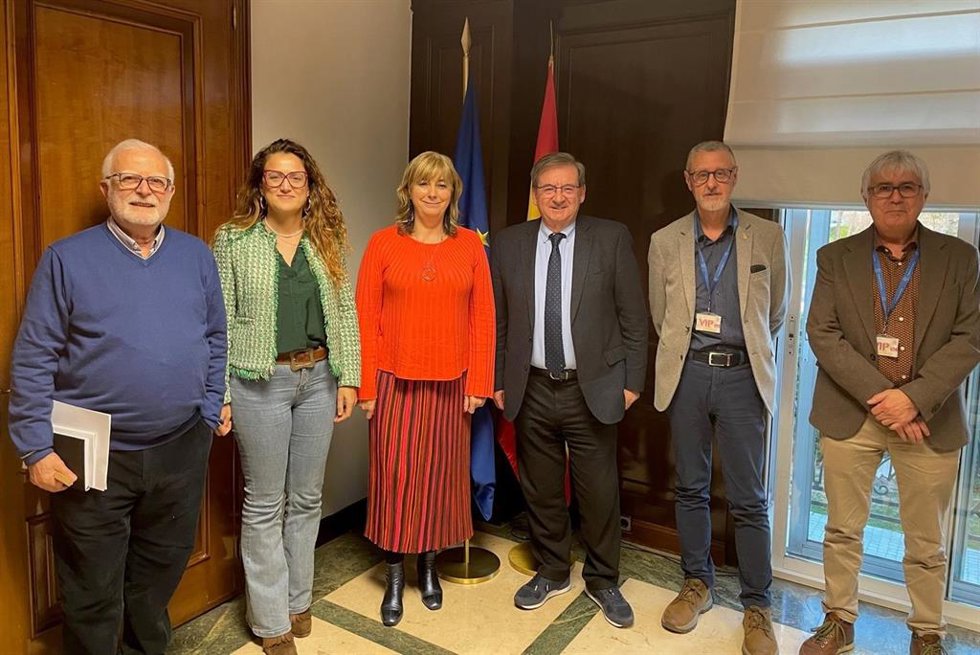 La vicepresidenta segunda y consejera de Memoria y Convivencia, Acción Exterior y Euskera del Gobierno de Navarra, Ana Ollo, y el secretario de Estado de Memoria Democrática,  Fernando Martínez.
