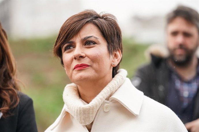 La ministra de Vivienda y Agenda Urbana, Isabel Rodríguez, durante la visita a la promoción de viviendas públicas, en Salburua