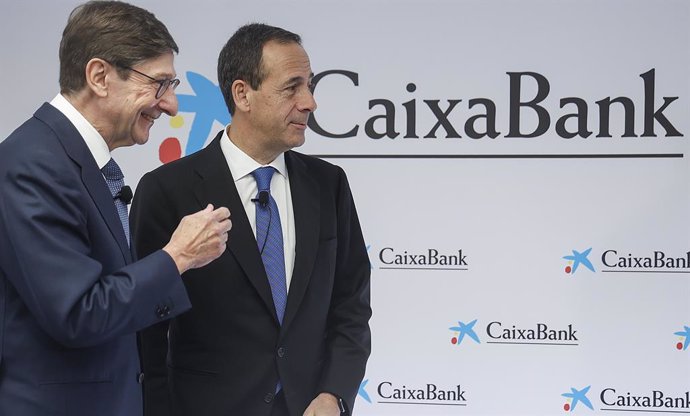 El presidente de CaixaBank, José Ignacio Goirigolzarri (i), y el consejero delegado de la entidad, Gonzalo Gortázar (d), durante la presentación de los resultados de CaixaBank correspondientes al ejercicio de 2023, a 2 de febrero de 2024, en Valencia, Com