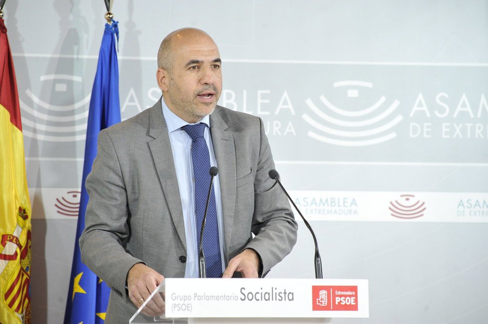 El portavoz adjunto del Grupo Socialista en la Asamblea, Juan Ramón Ferreira, valora los PGEx 2024 tras su aprobación en la Cámara regional
