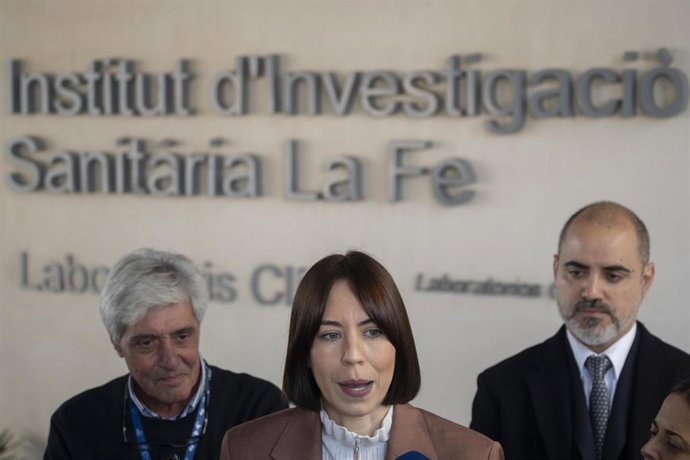 La ministra de Ciencia, Innovación y Universidades, Diana Morant, atiende a los medios de comunicación durante su visita al Hospital Universitari i Politcnic La Fe de Valncia.
