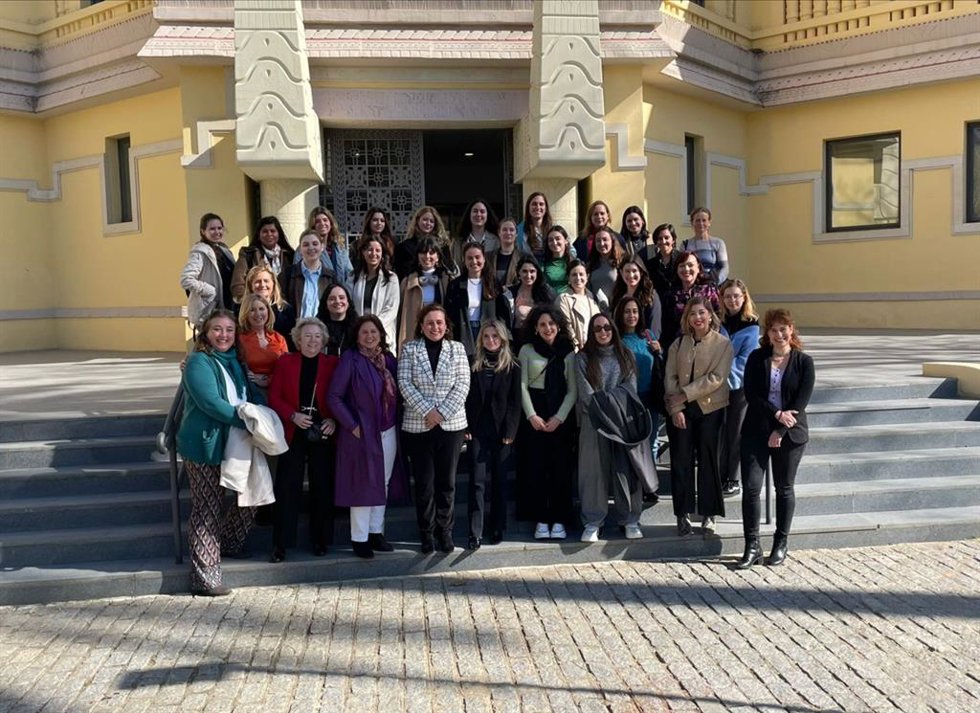 Un total de 50 alumnas y graduadas de la US se formarán en emprendimiento gracias al Programa Áurea.
