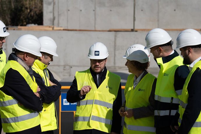 El president de la Generalitat, Pere Aragons, amb el conseller d'Acció Climtica, David Mascort, després de visitar l'estació de tractament d'aigua potable 