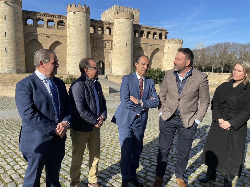 El consejero de Sanidad, José Luis Bancalero, con la gerente única de Atención Primaria, Pilar Borraz, y ediles de Canfranc y Sallent de Gállego (Huesca).