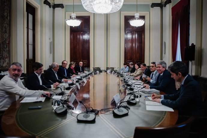 El ministro de Agricultura, Pesca y Alimentación, Luis Planas (4d), se reúne con las organizaciones profesionales agrarias, en la sede del Ministerio, a 2 de febrero de 2024, en Madrid (España). Planas ha convocado hoy a una reunión a las organizaciones p