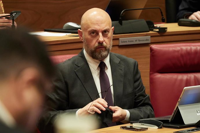 El consejero de Economía y Hacienda del Gobierno de Navarra, José Luis Arasti, durante un pleno del Parlamento de Navarra.