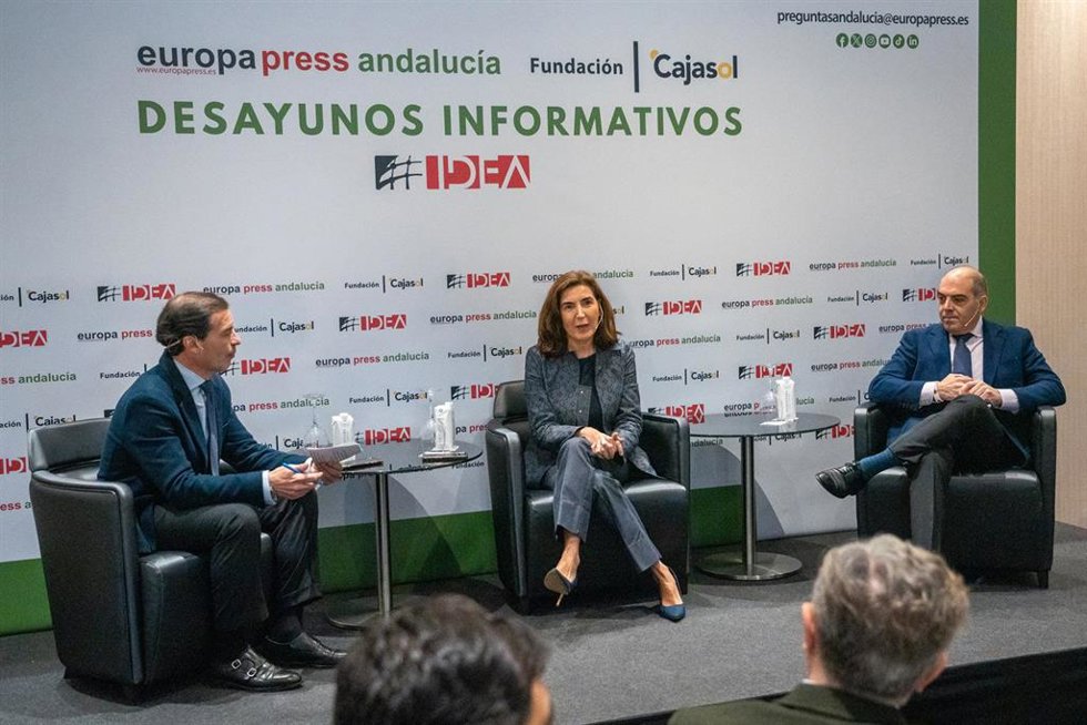 Desayuno de Europa Press Andalucía con la consejera de Empleo, Empresa y Trabajo Autónomo de la Junta de Andalucía, Rocío Blanco, y el presidente de la Asociación de Trabajadores Autónomos (ATA) y vicepresidente de la CEOE, Lorenzo Amor.