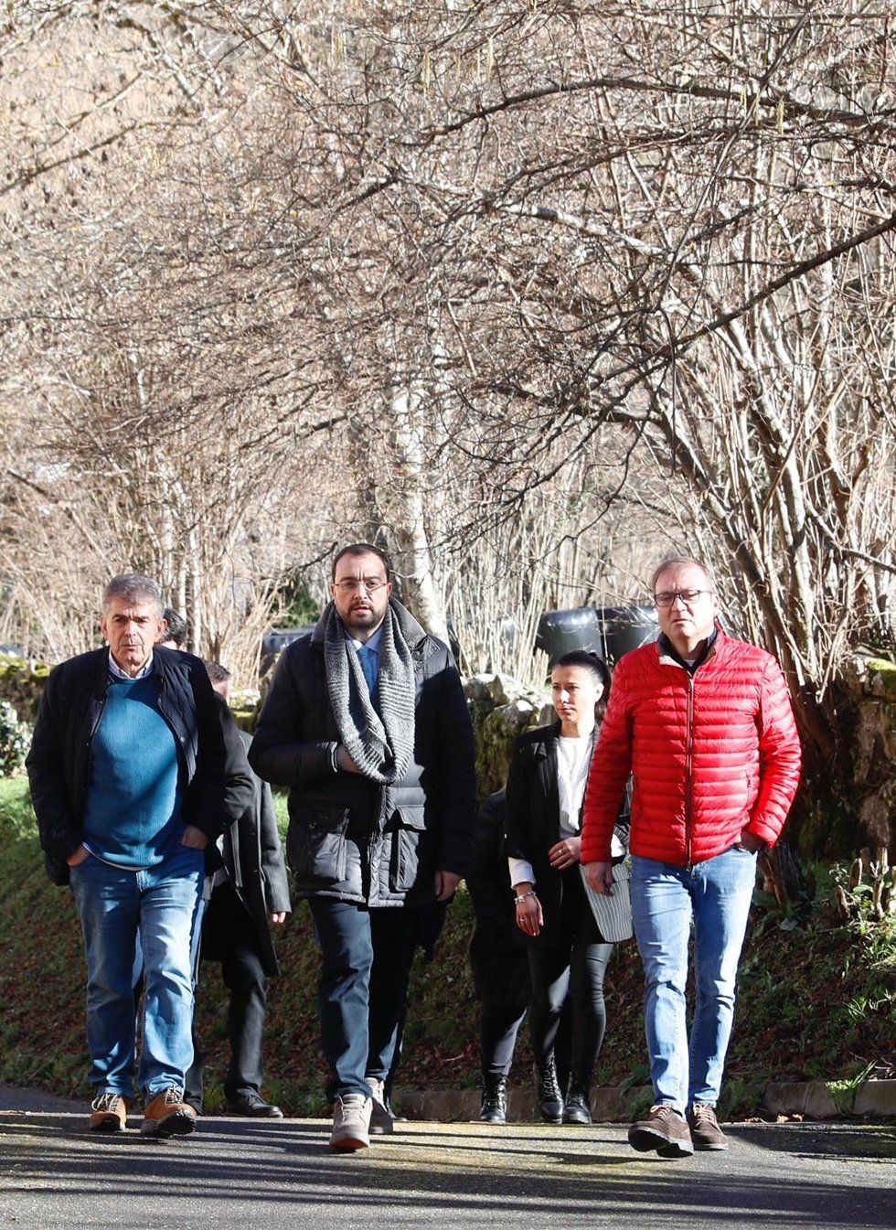 El presidente del Principado, Adrián Barbón visita el municipio de Somiedo donde se ha reunido el consejo de Gobierno.