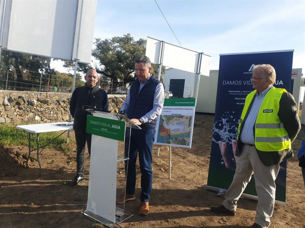 Archivo - El delegado de Agricultura, Pesca, Agua y Desarrollo Rural de la Junta en Huelva, Álvaro Burgos, durante el acto de primera piedra de las obras de remodelación de la EDAR de La Granada de Riotinto, en una imagen de archivo.