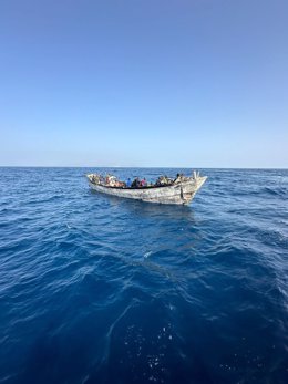 Cayuco en aguas de Canarias