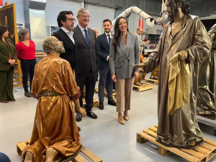 El director del Centro de Restauración, Javier Bernal, explica a la consejera, Carmen Conesa, y al presidente de la Archicofradía de la Sangre, Carlos Valcárcel, el trabajo realizado con las imágenes de 'El Lavatorio'.