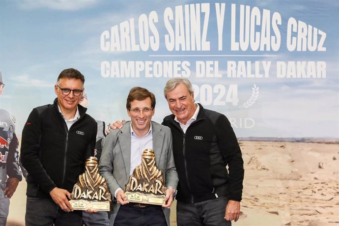 El piloto Carlos Sainz y el copiloto Lucas cruz, junto al alcalde de Madrid, José luis Martínez-Almeida.