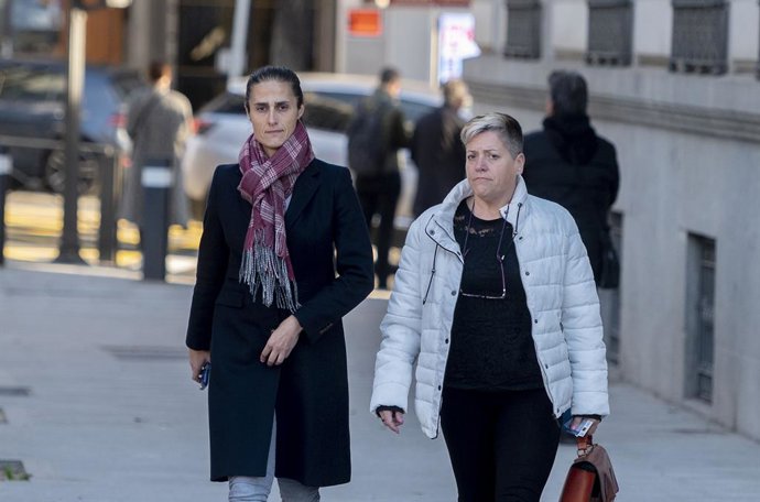 La seleccionadora femenina de fútbol, Montse Tomé (i),  a su llegada a la sede de la Audiencia Nacional de Génova, a 2 de febrero de 2024, en Madrid (España). El juez del 'caso Rubiales' toma hoy declaración como testigo a la seleccionadora femenina Mon