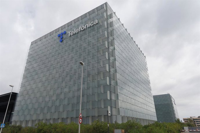 Archivo - Exterior de la sede de Telefónica, en el ensanche de Las Tablas, en el distrito de Fuencarral-El Pardo, a 6 de septiembre de 2023, en Madrid (España). Las acciones de Telefónica subían un 3% a las 9.14 horas, hasta los 3,863 euros por título, 