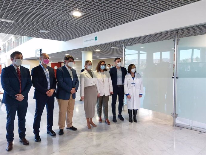 La presidenta del Govern, Marga Prohens, asiste a la presentación del nuevo servicio de 'Gafas de realidad virtual para pacientes oncológicos' en Son Espases