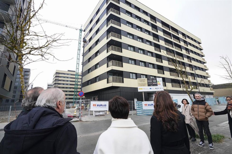 El consejero de Vivienda, Iñaki Arriola, la ministra de Vivienda y Agenda Urbana, Isabel Rodríguez, y la alcaldesa, Maider Etxebarria, en la visita a los nuevos pisos de protección oficial en Salburua
