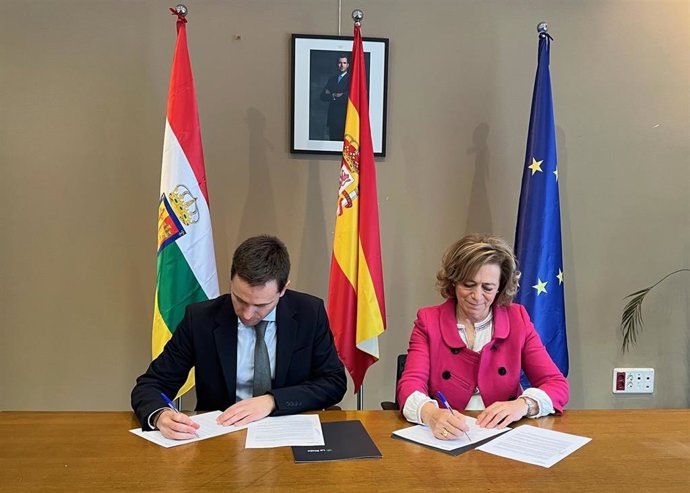 El consejero de Política Local, Infraestructuras y Lucha contra la Despoblación, Daniel Osés, y la alcaldesa de Ocón, Inmaculada Ortega