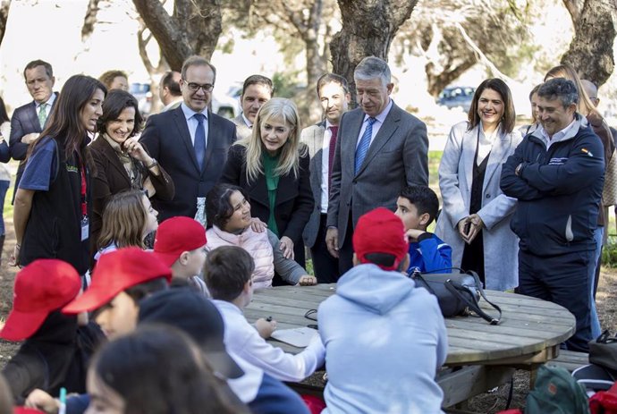 Autoridades celebran con escolares el Día Mundial de los Humedales, en la Laguna Primera de Palos (Huelva).