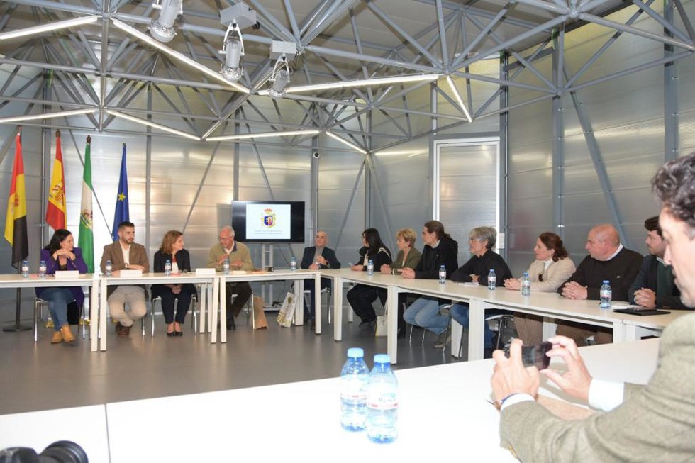La vicepresidenta del Gobierno y ministra para la Transición Ecológica y el Reto Demográfico, Teresa Ribera (tercera por la izda.), en su encuentro con la plataforma Unidos por el Agua.