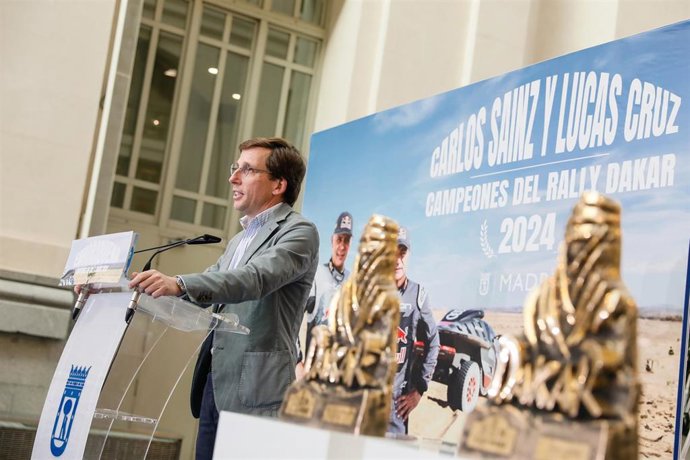 El alcalde de Madrid, José Luis Martínez-Almeida, recibe en el Palacio de Cibeles a Carlos Sainz