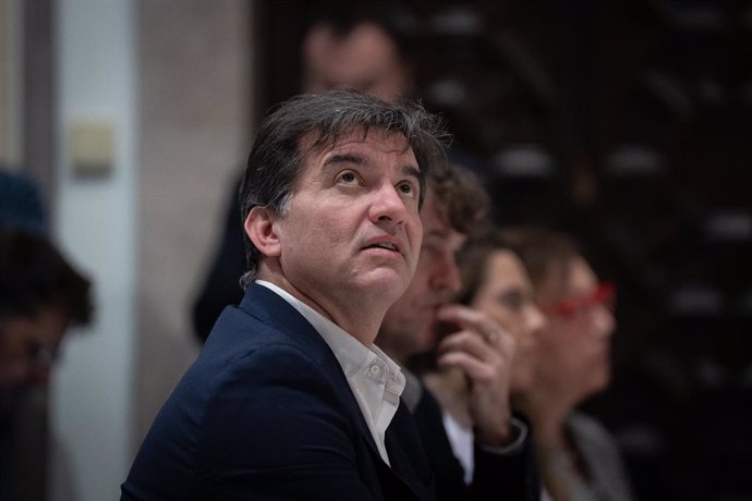 El actual director de la Oficina de Estrategia y Comunicación de la Presidencia y del Govern, Sergi Sabri (i), durante una rueda de prensa, en el Palau de la Generalitat