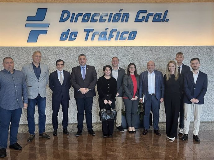 Integrantes de la delegación búlgara visitan la sede de la Dirección General de Tráfico.